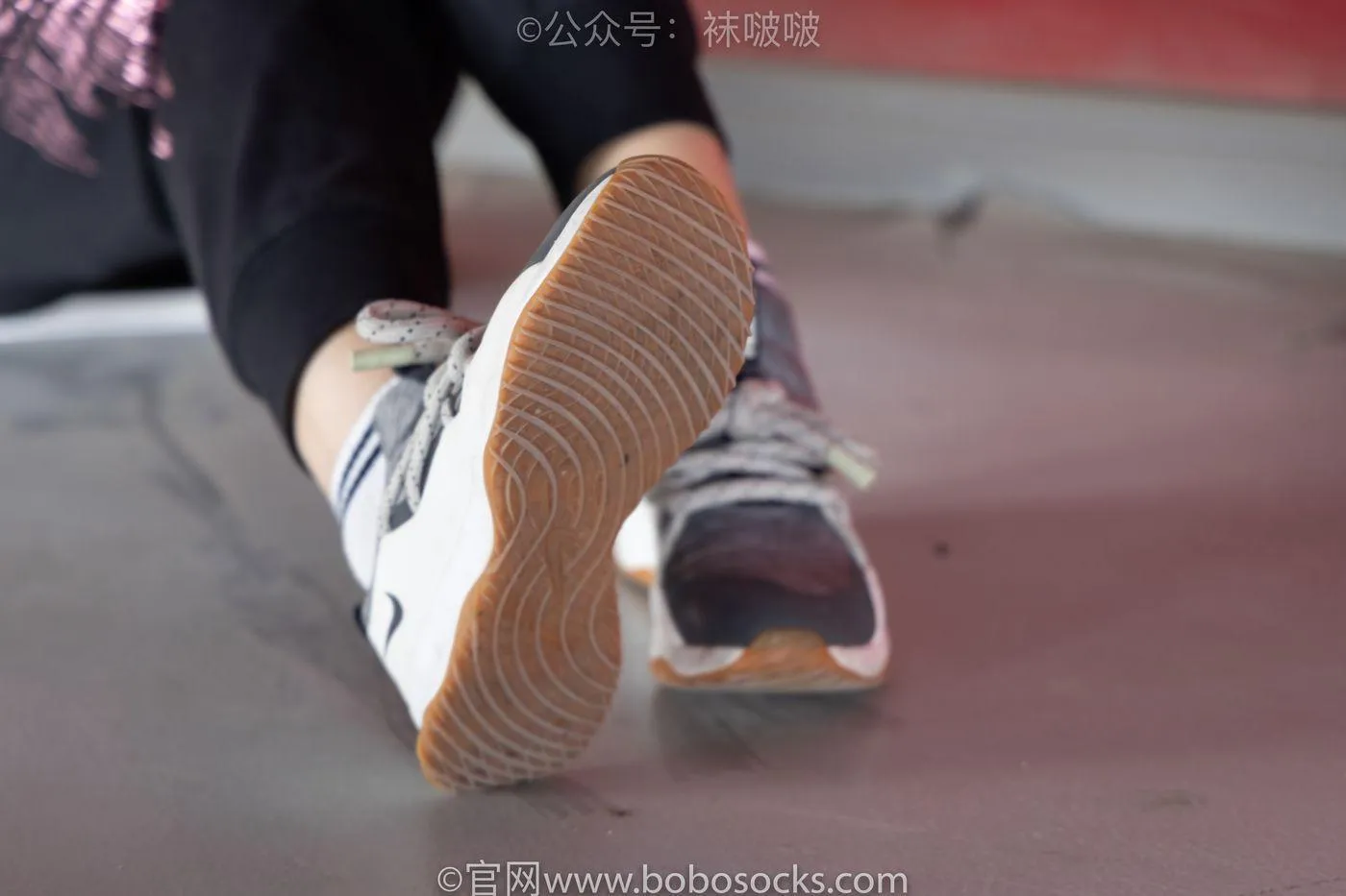 [BoBoSocks袜啵啵]NO.018 木木-运动鞋、白棉袜、裸足 [136P]插图1
